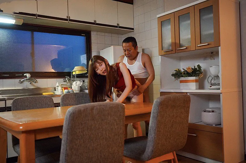 Con gái bị anh xã mới của mẹ địt mỗi ngày, cho dù đã có người yêu