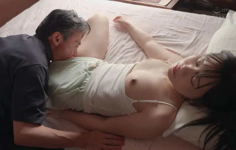 Bố già tích cực vét máng đứa con nhỏ lâu ngày về quê giờ đã trưởng thành